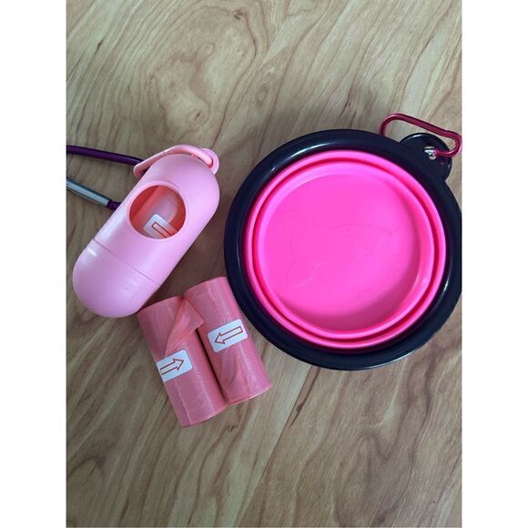 Pink water bowl with poop bags - Picture 1 of 1